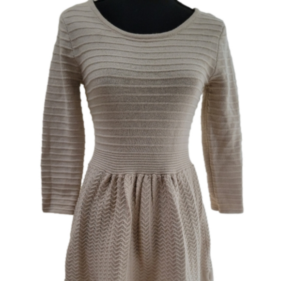 Jessica Simpson Dresses & Skirts - Jessica Simpson Tan Sweater Dress EUC Size M
